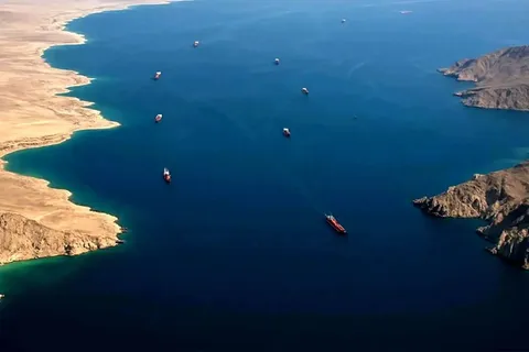 سخنگوی وزارت خارجه: مذاکرات [با عمان] حول این محور است که مسیر جنوبی و شمالی، به راهی بینابین تبدیل شود و تأمین کننده ملاحظات و منافع هر دو دولت ساحلی باشد/ اکنون درباره یک کریدور صحبت می‌کنیم که راه رفت و برگشت خواهد داشت/ این مسیر موقت، تا زمانی که درباره مسیر ثابت تصمیم‌گیری شود، مورد استفاده قرار می‌گیرد