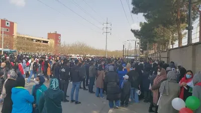 بلاتکلیفی تماشاگران خانم برای ورود به ورزشگاه برای بازی ایران و لبنان / بلیت خریده‌اند اما به ورزشگاه راهشان نمی دهند