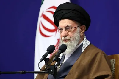 رهبر معظم انقلاب: ۱۳ آبان کشف یک توطئه و یک خطر بزرگ برای انقلاب بود؛ دانشجویان این کار را کردند، دستشان درد نکند/ اینکه بگوییم مشکل ما با آمریکا از ۱۳ آبان به وجود آمد، به نظر من حرف دقیقی نیست/ مشکل ایران و آمریکا از ۲۸ مرداد شروع شد