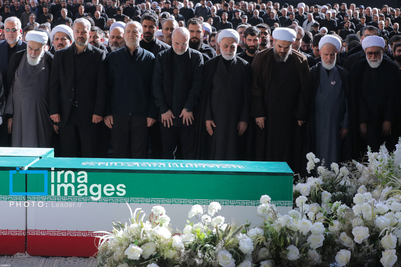 تصاویر: اقامه نماز بر پیکر رهبر شهید انقلاب