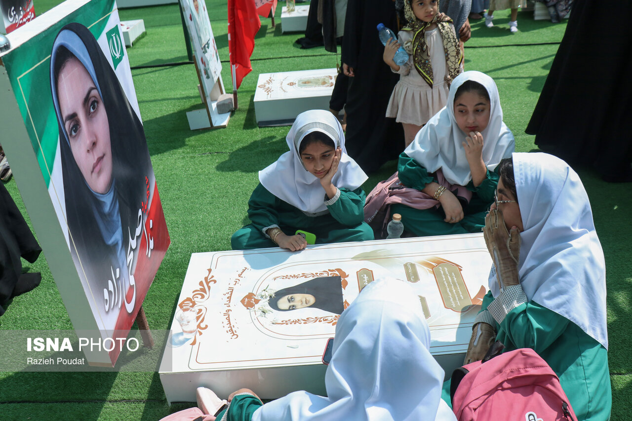 تصاویر: حضور دانش‌آموزان مینابی بر سر مزار شهدای مدرسه شجره طیبه در آستانه سال تحصیلی جدید