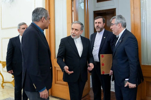 آناتولی: وزیر کشور پاکستان قرار است «طی یک یا دو روز آینده» به تهران سفر کند تا درباره احیای مذاکرات گفت‌وگو کند/منبع ایرانی: امتیاز امریکا به ایران در موضوع مربوط به بسته ماندن مسیر جنوبی در تنگه/سی‌ان‌ان‌: افسر سنتکام گفته «ما به دنبال راه‌های جدید و غیر متعارف برای فشار بر ایران هستیم»؛ این یعنی گزینه‌های ترامپ محدود شده‌/هاآرتص: اسرائیل پهپاد و سامانه‌های نظامی پیشرفته‌ به امارات فروخته