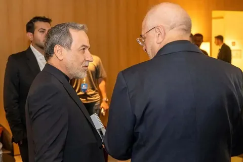 سخنگوی هیئت مذاکره کننده: خط ارتباطی تهران و واشنگتن، بین بخش‌های سیاسی دو کشور است، نه نظامیان؛ این خط ارتباطی میان وزارت خارجه ایران با یکی از مقام‌های ذی‌ربط در تشکیلات سیاسی آمریکا است/ فروش نفت، فرآورده‌های نفتی و پتروشیمی بسیار تسهیل شده / اجرای بند‌های مختلف یادداشت تفاهم، از جمله بند مربوط به آزاد شدن دارایی‌ها، در حال انجام است