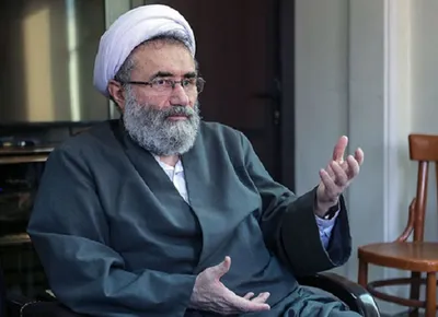 برخی از اعضای حلقه اصلی روحانی، عضو انجمن حجتیه هستند؛ این را من و برخی از بزرگان، از همان اول به روحانی گفتیم، ولی به راحتی از کنارش عبور کرد / یکی از گلایه‌های اصلی هاشمی در مورد حلقه صفر روحانی بود / ضعفی که روحانی نشان می‌دهد، قابل قبول نیست، یا نماند یا مقاومت کند / در ۹۸ و ۱۴۰۰، خدا به دادمان برسد / اصلاح طلب و اصولگرا، سر و ته یک کرباسند / مردم از لج آن طرف، به لیست امید رای دادند / مردم از شورای نگهبان عصبانی شدند و به روحانی رای دادند / جریان سنتی در حوزه جان گرفته، در حد رسیدن به مرجعیت نقشه دارد / هدف جریان مرموز در حوزه، انتخابات ۱۴۰۰ است؛ به حوزه هم حمله می‌کنند تا حاکمیت حوزه را در دست بگیرند