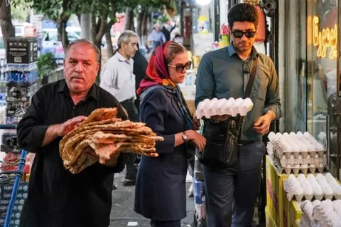 مرکز آمار: تورم نقطه‌ به‌ نقطه خانوارهای کشور در شهریور ماه، ۸۹.۸ درصد و تورم ماهانه ۴.۲ درصد بوده/ تورم سالانه نیز در شهریور به ۷۳.۶ درصد رسیده که نسبت به ماه قبل، ۳.۷ واحد درصد افزایش داشته/ تورم ماهانه برای گروه «خوراکی‌ها، آشامیدنی‌ها و دخانیات» ۲.۳ درصد و برای گروه «کالاهای غیر خوراکی و خدمات» ۵.۷ درصد محاسبه شده/ هزینه خالص هر خانوار شهری به ۳۹۱ میلیون تومان در سال رسیده