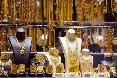 بازار طلا در حالت رکود است و به هیچ عنوان قابل پیش‌بینی نیست؛ در روز‌های پیش‌رو باید منتظر مذاکرات باشیم/ در دو هفته‌ای که بازار به ثبات رسیده بود، معاملات شروع شد/ امروز یک واحد تولیدی طلا به جای ۸۰ درصد، با ۲۰ درصد ظرفیت تولید می‌کند/ آمار صادرات طلا ایران قابل توجه نیست