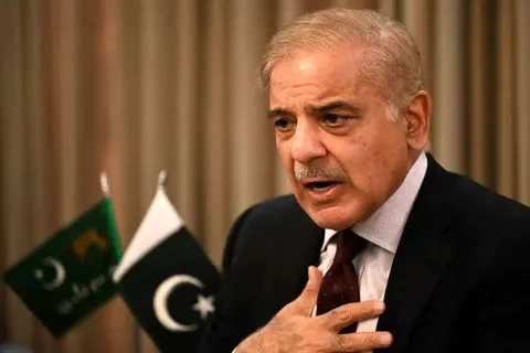 نشان دهنده تعهد هر دو طرف به حل و فصل دیپلماتیک مناقشه است/ به عنوان گام نخست، واشنگتن فوراً محاصره دریایی را برمی‌دارد و تهران تنگه هرمز را بازگشایی می‌کند/ عمیق‌ترین احترام و قدردانی خود را نسبت به رهبری ایران و مسعود پزشکیان، برای خرد و دوراندیشی در پذیرش آرمان صلح، ابراز می‌دارم/ از تیم مذاکراتی ایران، شامل محمدباقر قالیباف و عباس عراقچی جهت تعهد به تعامل سازنده، تقدیر می‌کنم