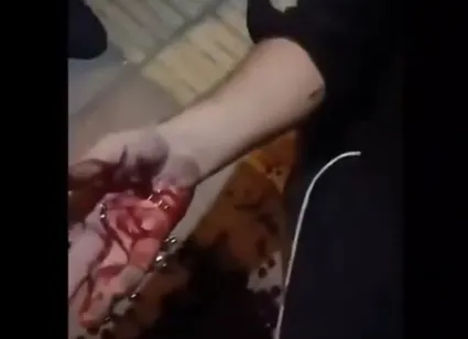 ببینید/ لحظه دستگیری عامل کتک زدن دختران جوان با دست زخمی