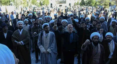 تجمع اعتراضی برخی طلاب حوزه علمیه قم در فیضیه، بر ضد پیوستن ایران به FATF +تصاویر