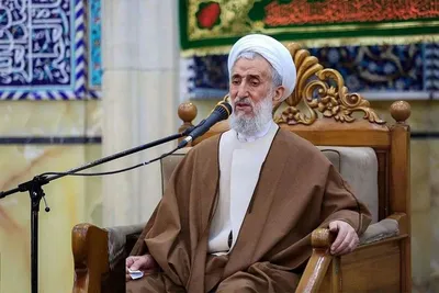 اکبر نبوی، روزنامه‌نگار اصولگرا: «کاظم صدیقی» با استعفا ندادن از ریاست ستاد امر به معروف و امامت جمعه، نشان داده که حاضر است بار منفی حواشی مربوط به خود را بر سر جامعه آوار کند