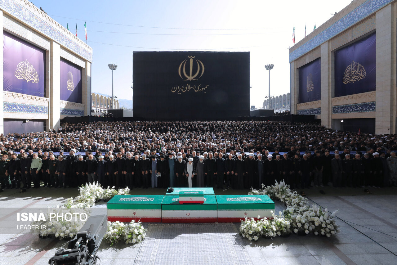 تصاویر: اقامه نماز بر پیکر رهبر شهید انقلاب