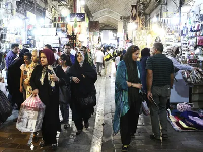 کرونا و تحریم با اقتصاد ایران چه کردند؟ / پس از کرونا، طبقه متوسط و بالاتر هم درگیر بحران اقتصادی شدند / با کاهش قدرت خرید، بسیاری از محصولات روی دست‌ تولیدکنندگان مانده