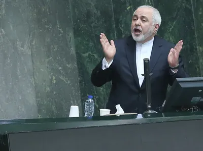 تنش در مجلس هنگام سخنان ظریف / فریاد برخی نمایندگان: دروغگو، دوست نداریم دروغ بشنویم / ظریف: رهبر انقلاب به من صادق گفتند، اما شما به من دروغگو گفتید؛ ایشان به من شجاع گفتند، اما شما به من ذلیل گفتید / شعار برخی نمایندگان: مرگ بر دروغگو؛ واکنش ظریف: از مهمان نوازی شما سپاسگزارم / توهین‌ها را به جان می‌خرم / سیاست خارجی حوزه دعوای گروهی و جناحی نیست / سیاست‌های کلی نظام در حوزه سیاست خارجی را مقام معظم رهبری تعیین می‌کنند / هیچگاه مسائل داخلی را به خارج نبردم