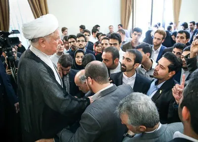 خاطرات آیت الله هاشمی رفسنجانی، ۹ اسفند ۱۳۷۷: رئیس دانشکده حقوق دانشگاه تهران درباره وعده‌ای که قبلا برای تدریس در آنجا داده بودم، پیگیری کرد