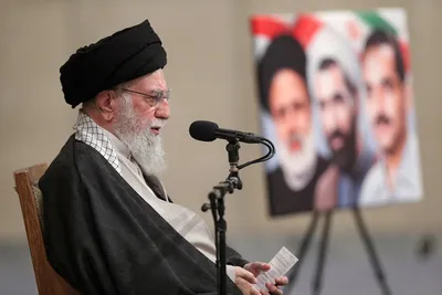 رهبر معظم انقلاب: اجماع سازی امروز از گذشته آسان‌تر است؛ از این فرصت باید استفاده کرد و کار‌های مهم مانند کاستن از برخی دستگاه‌هایی که وجود و عدم آن‌ها یکسان است را پیش برد