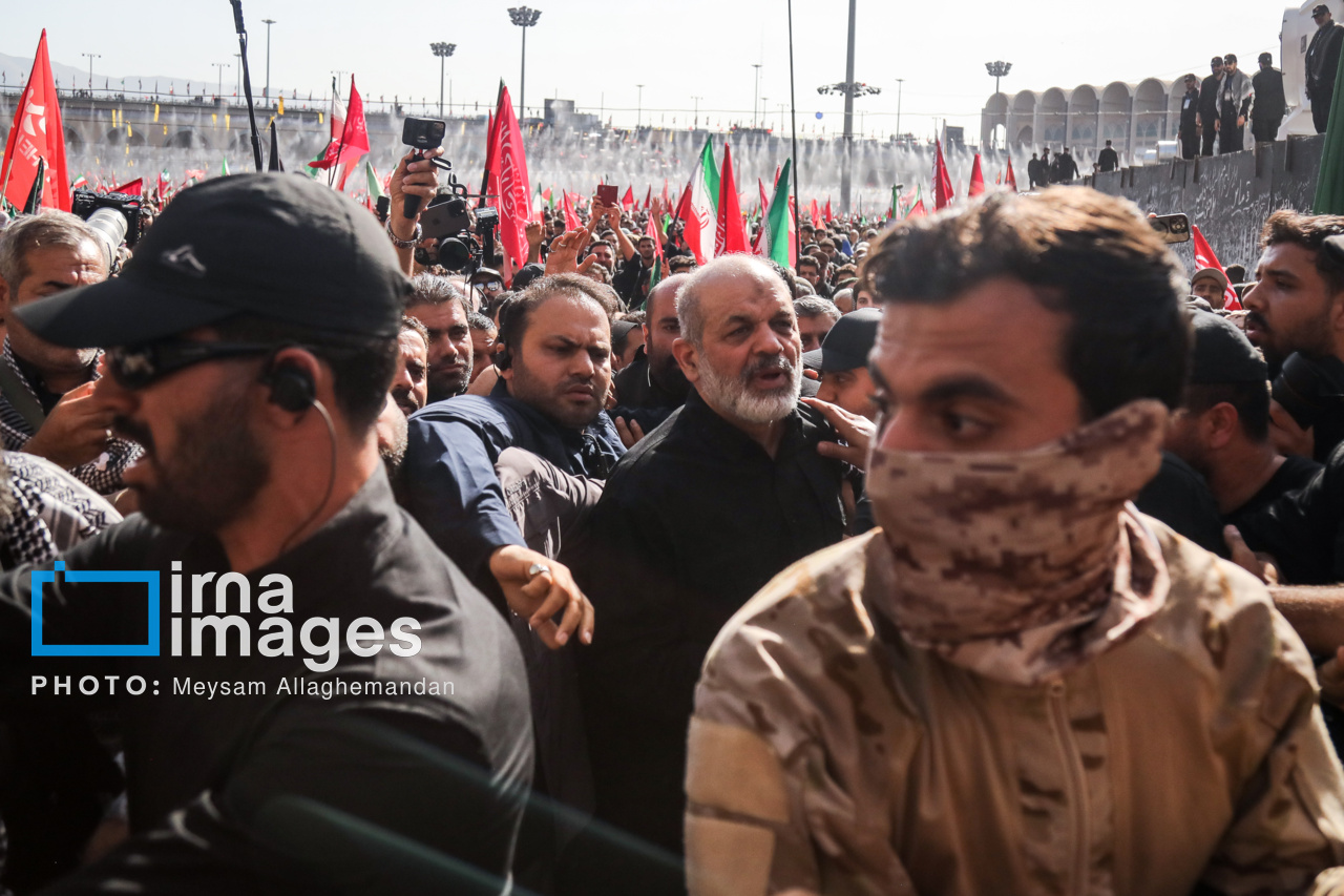 تصاویر: اقامه نماز بر پیکر رهبر شهید انقلاب