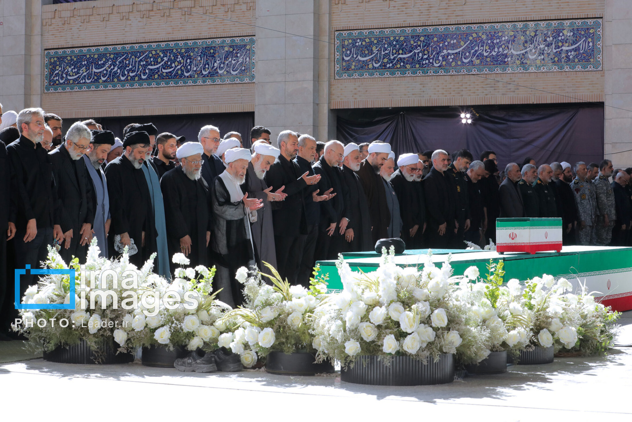 تصاویر: اقامه نماز بر پیکر رهبر شهید انقلاب