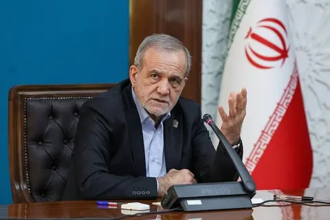 پزشکیان درباره دیدار با رهبری: ایشان از لحاظ جسمی در صحت و سلامت کامل بودند؛ کسی که می‌تواند هفت تا هشت ساعت بنشیند و بحث کند، نمی‌تواند از نظر سلامت مشکلی داشته باشد؛ بسیار راحت حرف‌های ما را گوش می‌دادند و بحث می‌کردند و بیانات خودشان را هم می‌فرمودند / بسیار جلسه خوبی بود؛ از هر دری سخن گفتیم و تمام مشکلات را مطرح کردیم