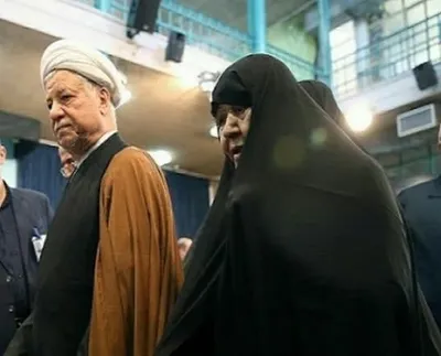 خاطرات آیت الله هاشمی رفسنجانی، ۳۰ آذر ۱۳۷۷: عفت گفت با همسر امیرعبدالله درمورد اعزام ده هزار حاجی اضافه صحبت کرده؛ امیر عبدالله هم قبول کرده