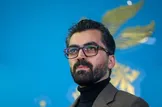 ببینید /  انتقاد تند «ابراهیم ایرج‌زاد» کارگردان فیلم شوهر ستاره: مشابه این [دسته گلی که به من داده اید] را سرچارراه ها می‌فروشند /  به من فیلمساز احترام بگذارید؛ شما حتی وقت نکردید گل فروشی بروید
