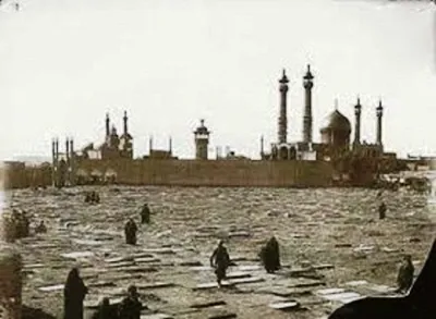 یادداشت‌های روزانه‌ی ناصرالدین‌شاه، جمعه ۲۵ بهمن ۱۲۴۶؛ سرداری ماهوتِ سیاهِ گلابتون سفیدی پوشیده، رفتیم زیارت