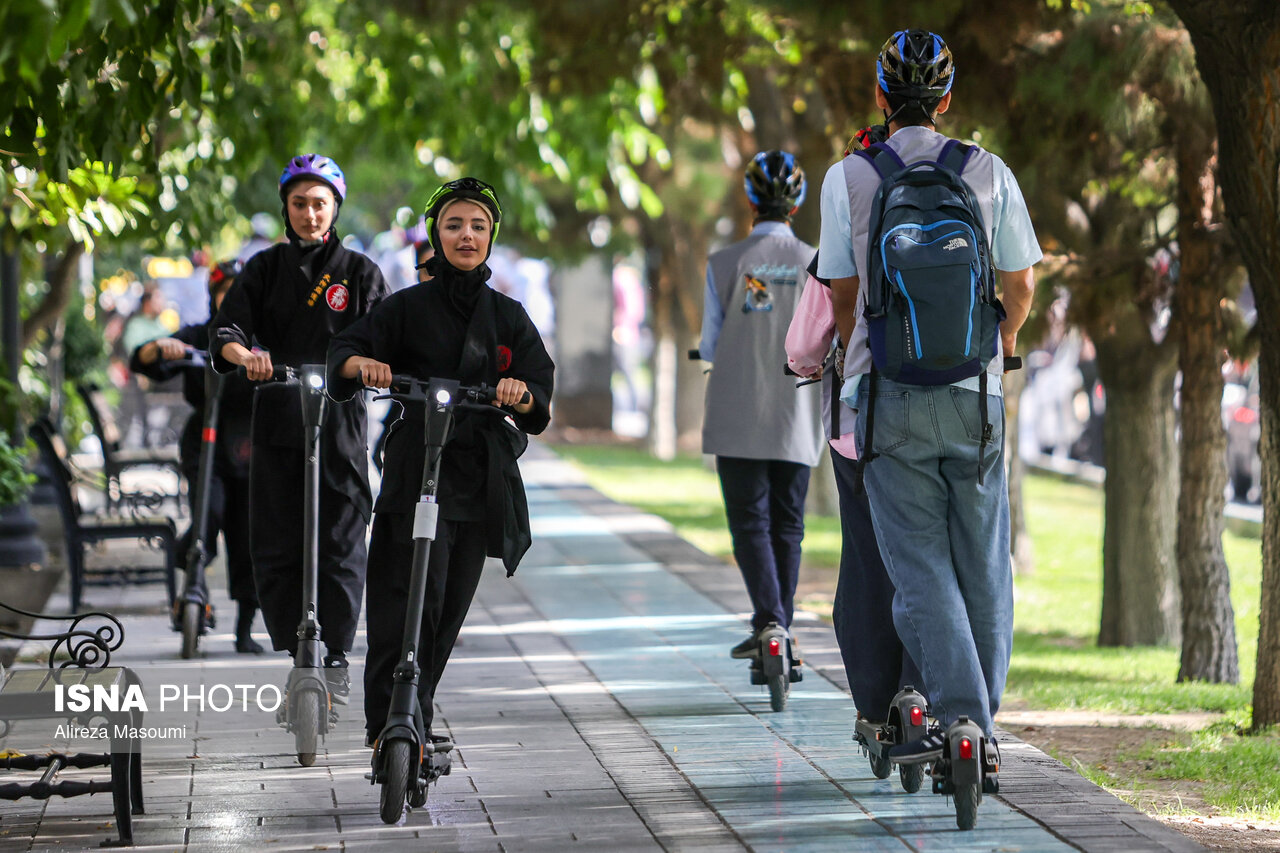 تصاویر: رویداد شهرنوردی با اسکوتر