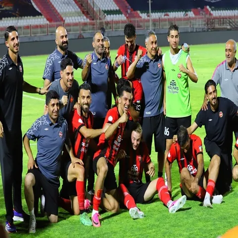 تصاویر: دیدار تیم‌های تراکتور و پرسپولیس