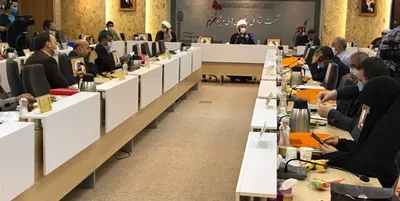 دستورالعمل وزارت بهداشت برای محرم: بهتر است دسته‌های عزاداری در محیط‌های باز برگزار شود؛ فاصله هر فرد با نفر کناردستی از هر طرف  ۱.۵ متر باشد / در صورت اضطرار، در محیط های بسته، مراسم با یک چهارم ظرفیت مکان برگزار شود / از طبل و سنج و دمام استفاده نشود / شهر سفید و زرد و قرمز نداریم، در تمام کشور مراسمات برگزار خواهد شد / تعداد مراسمات بیشتر شود تا تجمع مردم در هر مراسم کمتر باشد / همه ماسک بزنند / از زنجیر‌های شخصی استفاده شود یا زنجیرها تا پایان دهه عزاداری به اشخاص واگذار شود